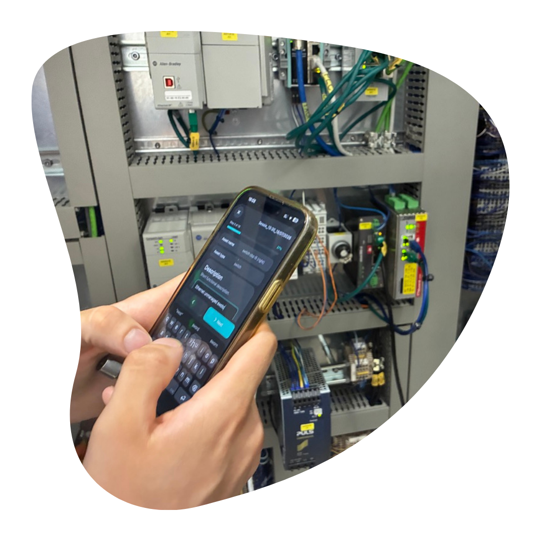 OT Catcher wordt op een iPhone gebruikt om assetgegevens vast te leggen bij een industriële besturingskast.